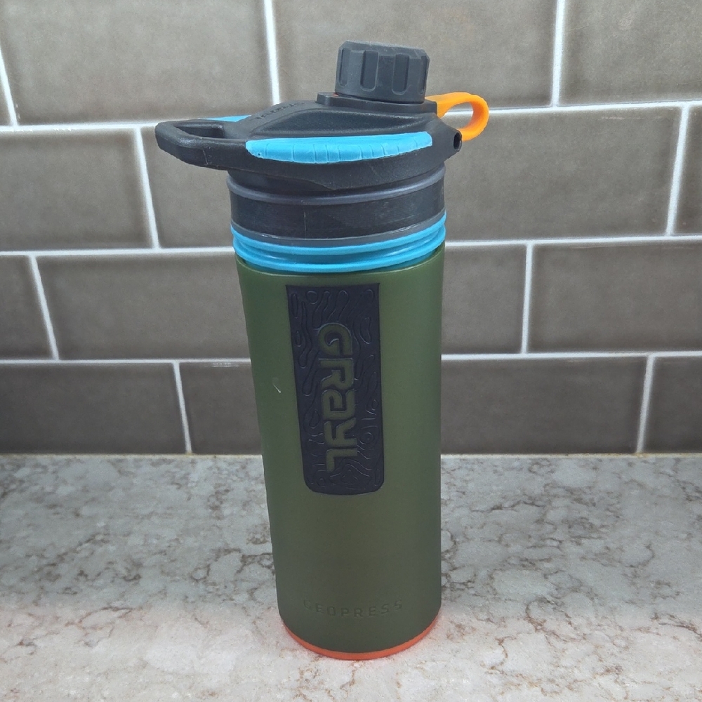 Grayl Water Bottle With Filter Green with Blue Accent